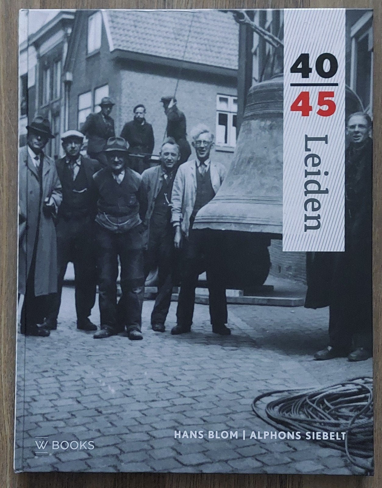Hans Blom - Leiden 40-45, Tweede Wereldoorlog, Ophalen of Verzenden, Zo goed als nieuw, Overige onderwerpen