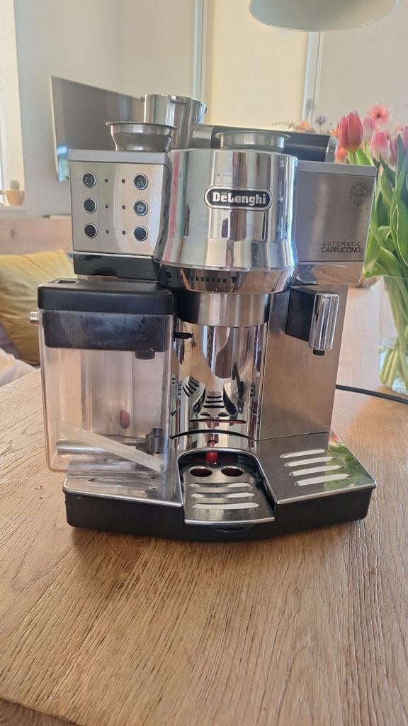 DeLonghi koffieautomaat met cappuccino/latte functie, Ophalen of Verzenden, Koffiemachine, Gemalen koffie, Afneembaar waterreservoir