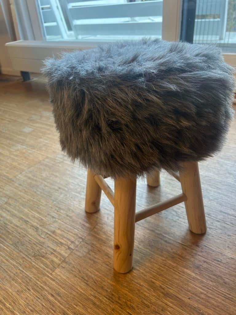 Harige kruk met houten poten, Ophalen of Verzenden, Zo goed als nieuw, Hout