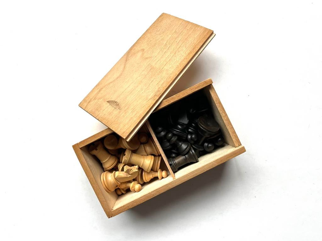 Houten schaakstukken in doos, koningshoogte 5.5 cm, Ophalen of Verzenden, Zo goed als nieuw