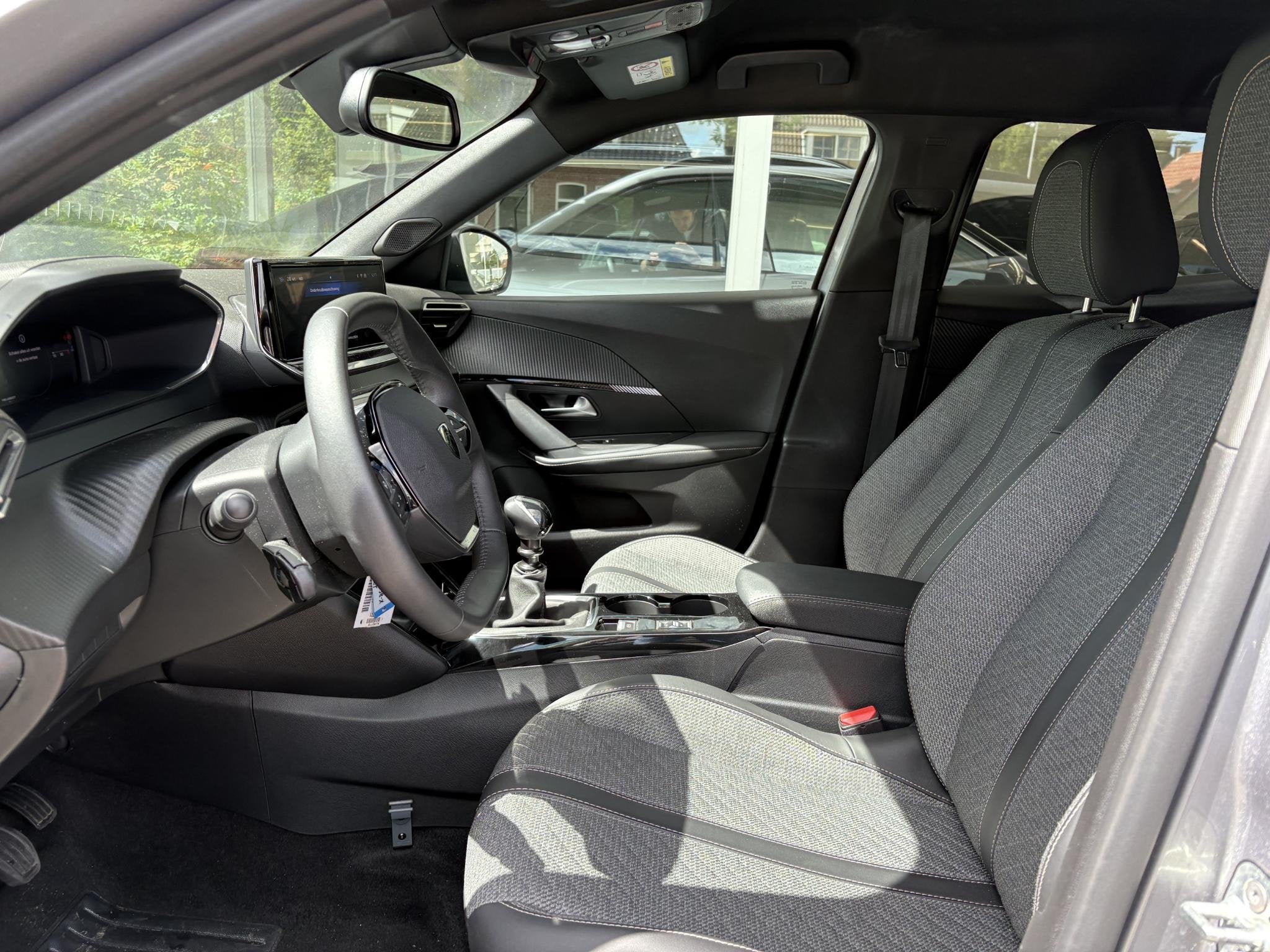 Foto 13 van Peugeot 2008 1.2T 100pk Allure | Achteruitrijcamera | Naviga
