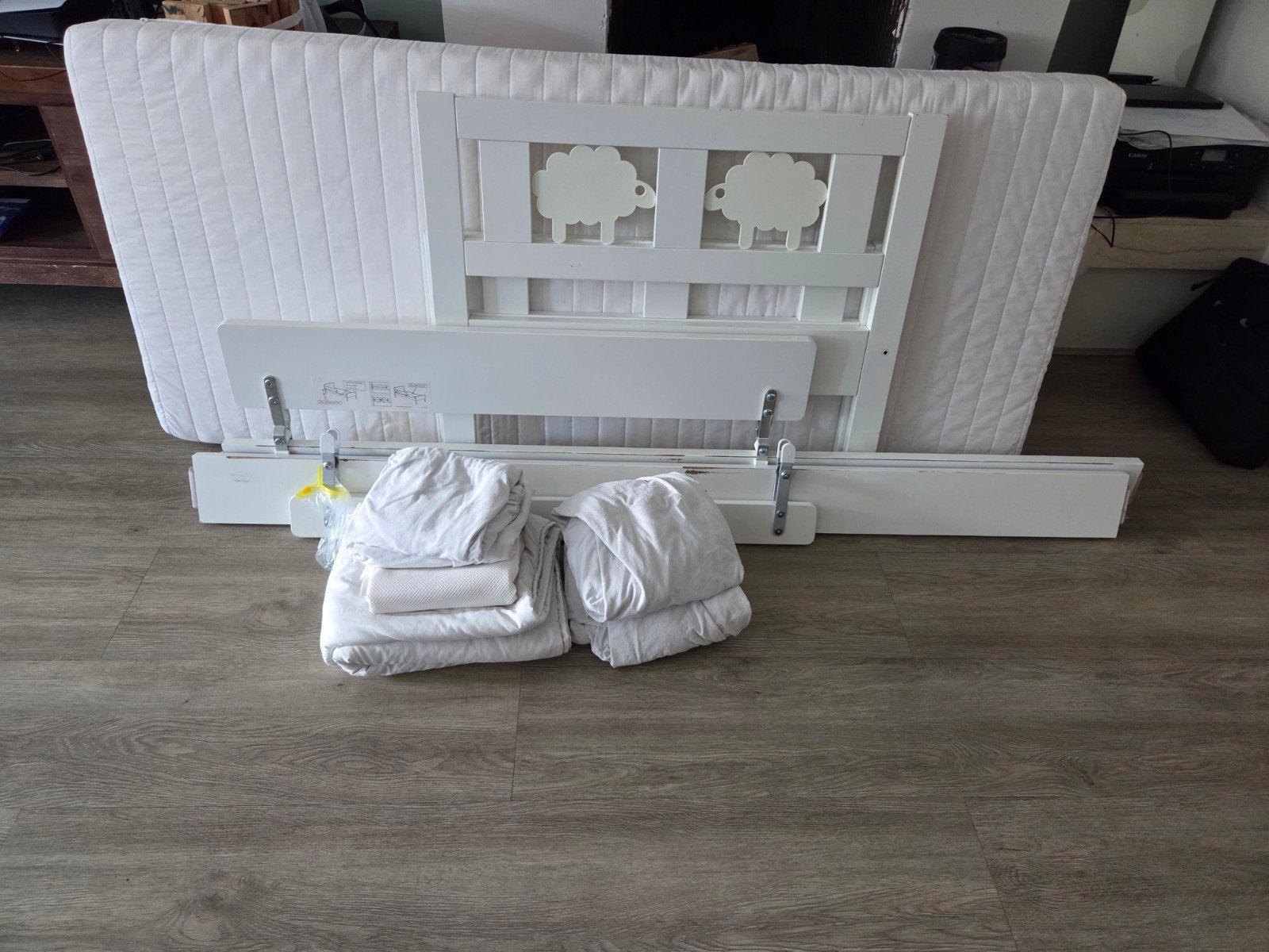 IKEA peuterbed met schaapjes, matras en hoeslakens, Ophalen, 140 tot 160 cm, 70 tot 85 cm, Lattenbodem
