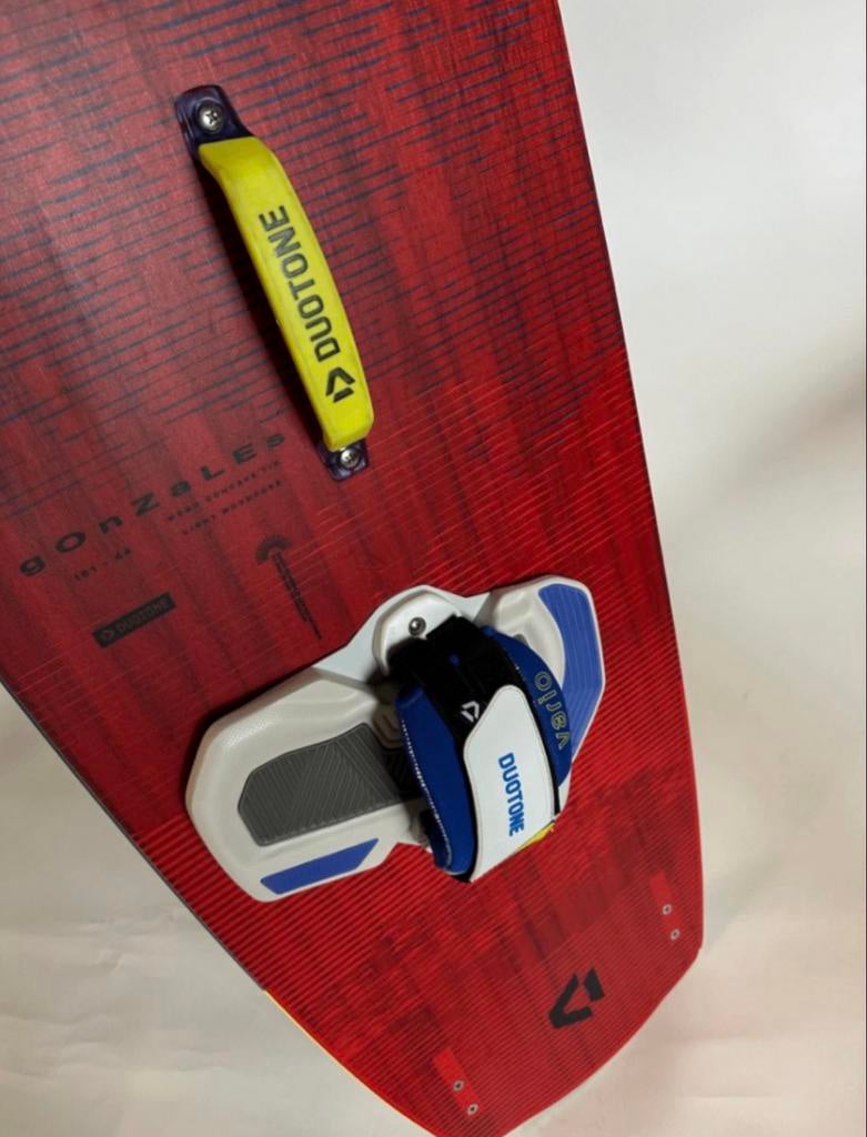 Duotone Gonzales 151x44 2025 incl.Vario bindingen, Watersport en Boten, Kitesurfen, Gebruikt, Twintip, Kiteboard, Ophalen of Verzenden