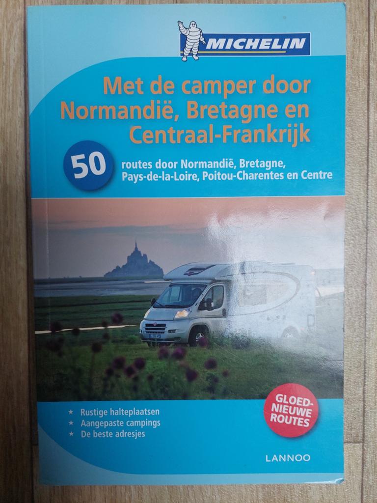 Met de camper door Normandie, Bretagne en centraal-Frankrijk, Europa, Ophalen of Verzenden, Zo goed als nieuw, Reisgids of -boek