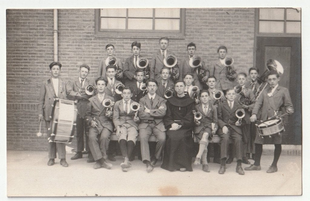 Fotokaart onbekende fanfare met geestelijke, Ophalen of Verzenden, Ongelopen