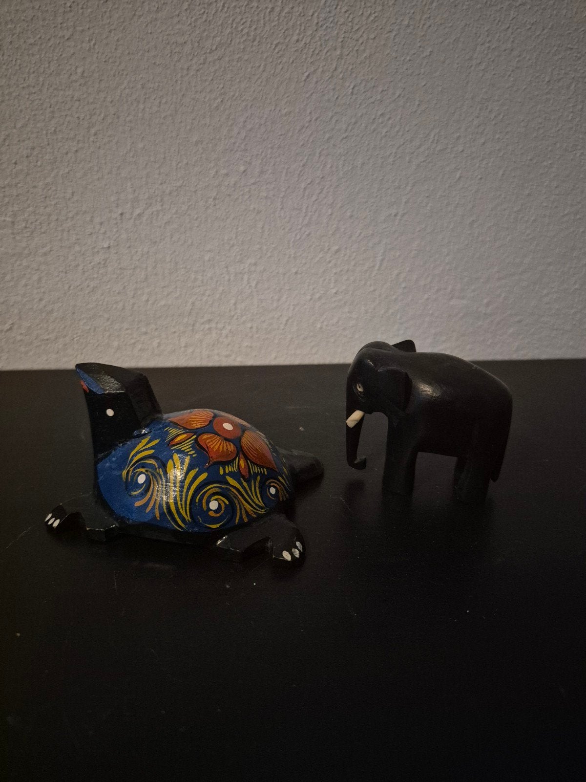 Houten beeldjes: olifant en schildpad, Ophalen of Verzenden, Gebruikt, Dier