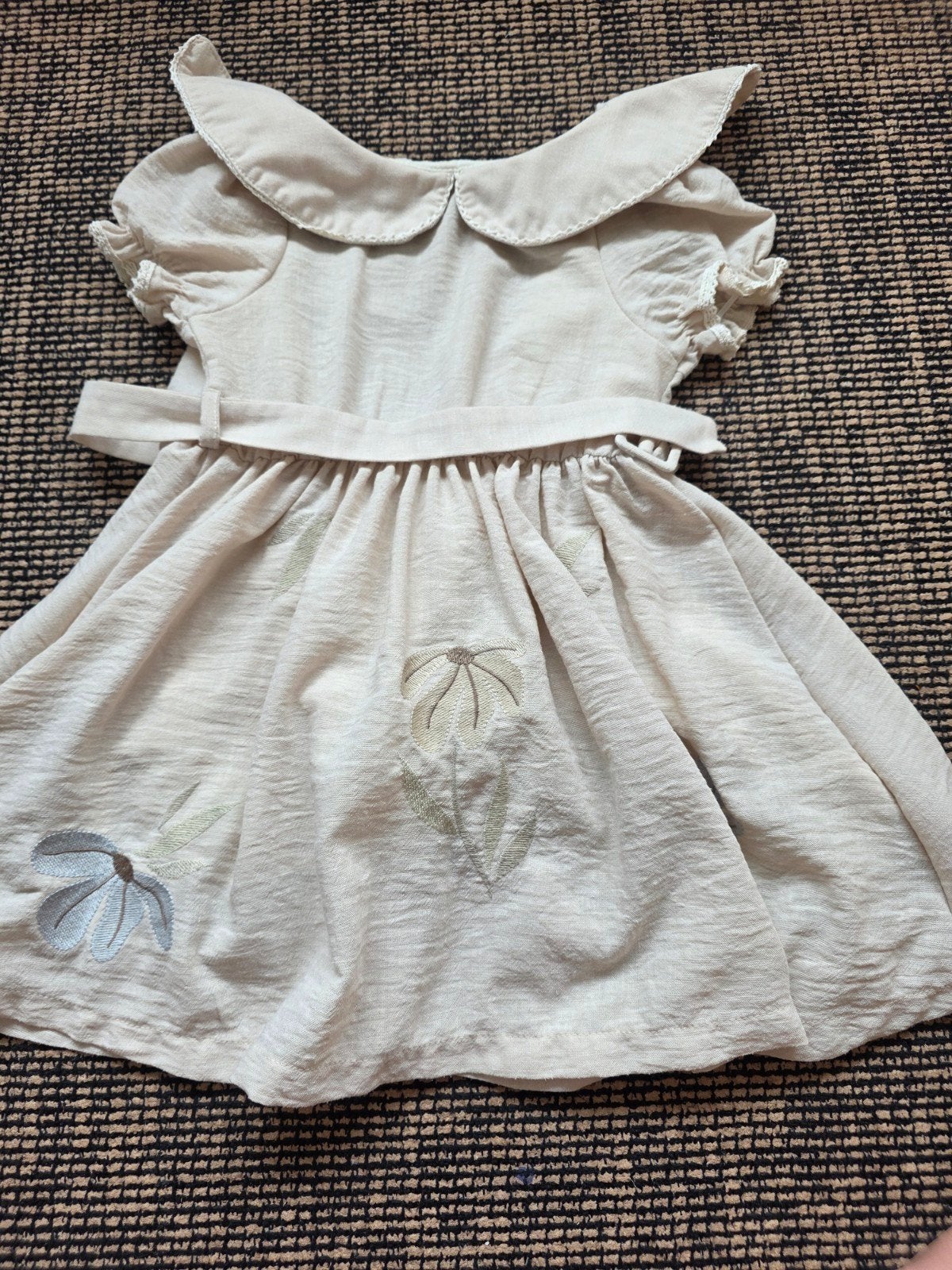 beige kinderjurkje met bloemen 104-110, Ophalen of Verzenden, Zo goed als nieuw, Onbekend, Meisje
