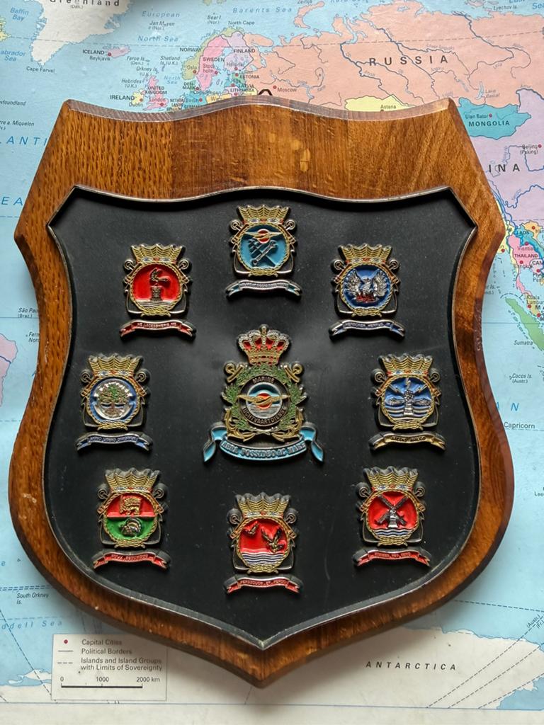 MLD schildje met alle emblemen MVKK MVKV, Verzamelen, Militaria | Algemeen, Ophalen of Verzenden, Marine, Nederland, Embleem of Badge