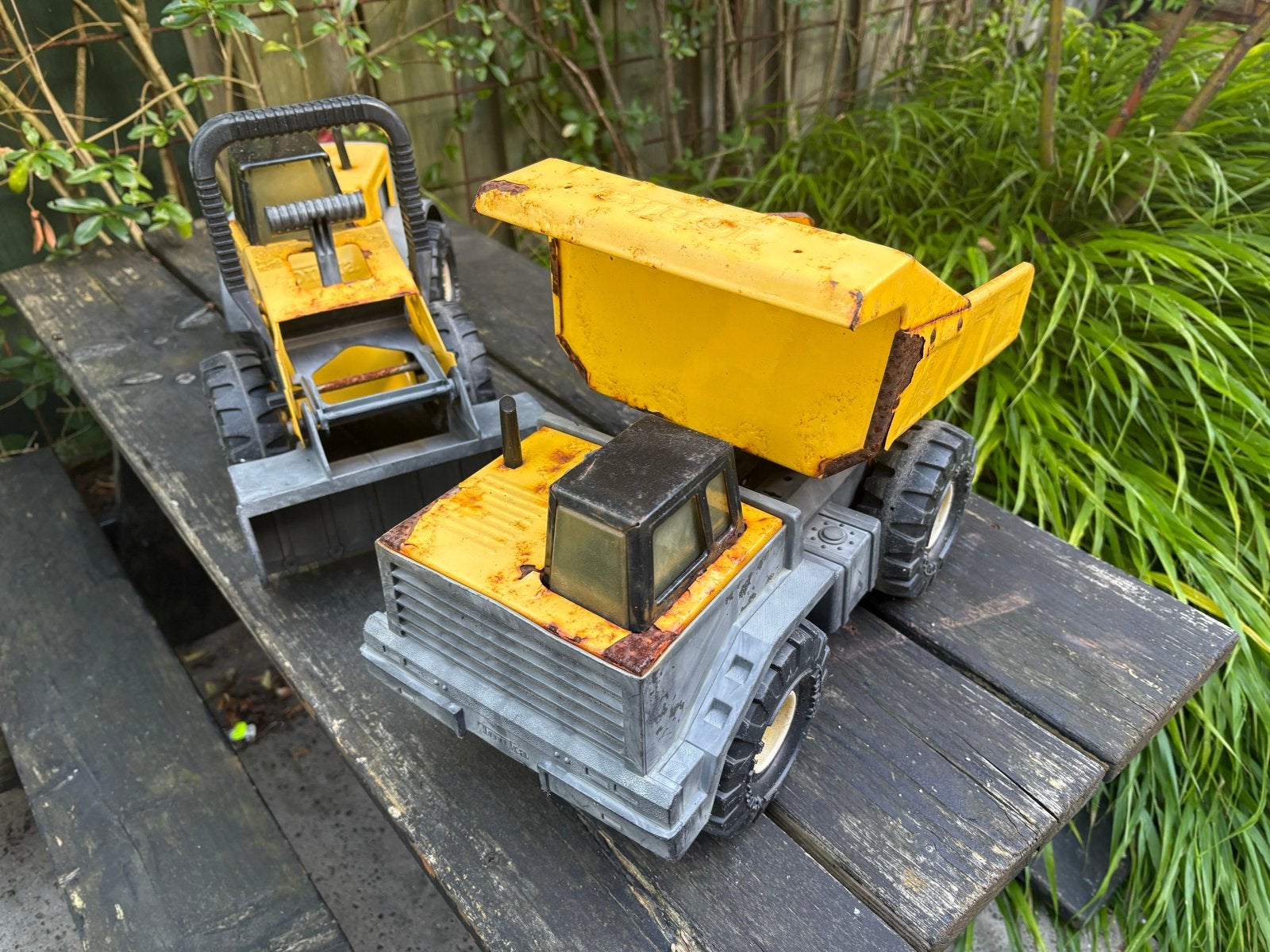 Tonka speelgoed: Verroeste kiepwagen en lader, werken nog, Kinderen en Baby's, Speelgoed | Speelgoedvoertuigen, Ophalen of Verzenden