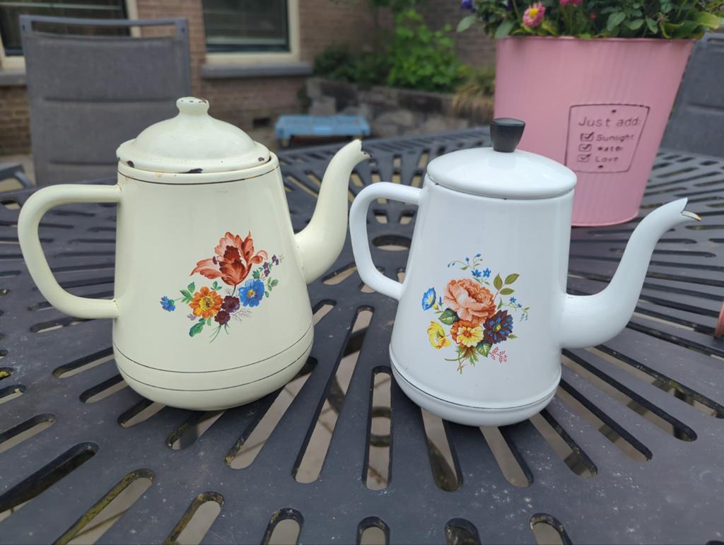 Twee emaille bloemen kannen, Antiek en Kunst, Antiek | Servies compleet, Ophalen of Verzenden