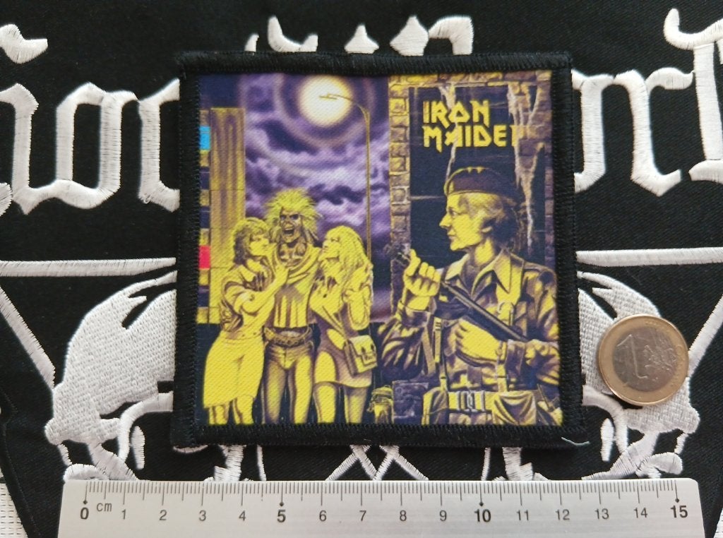 Iron Maiden vrij mooie printed woman in uniform patch 88, Ophalen of Verzenden, Nieuw, Kleding