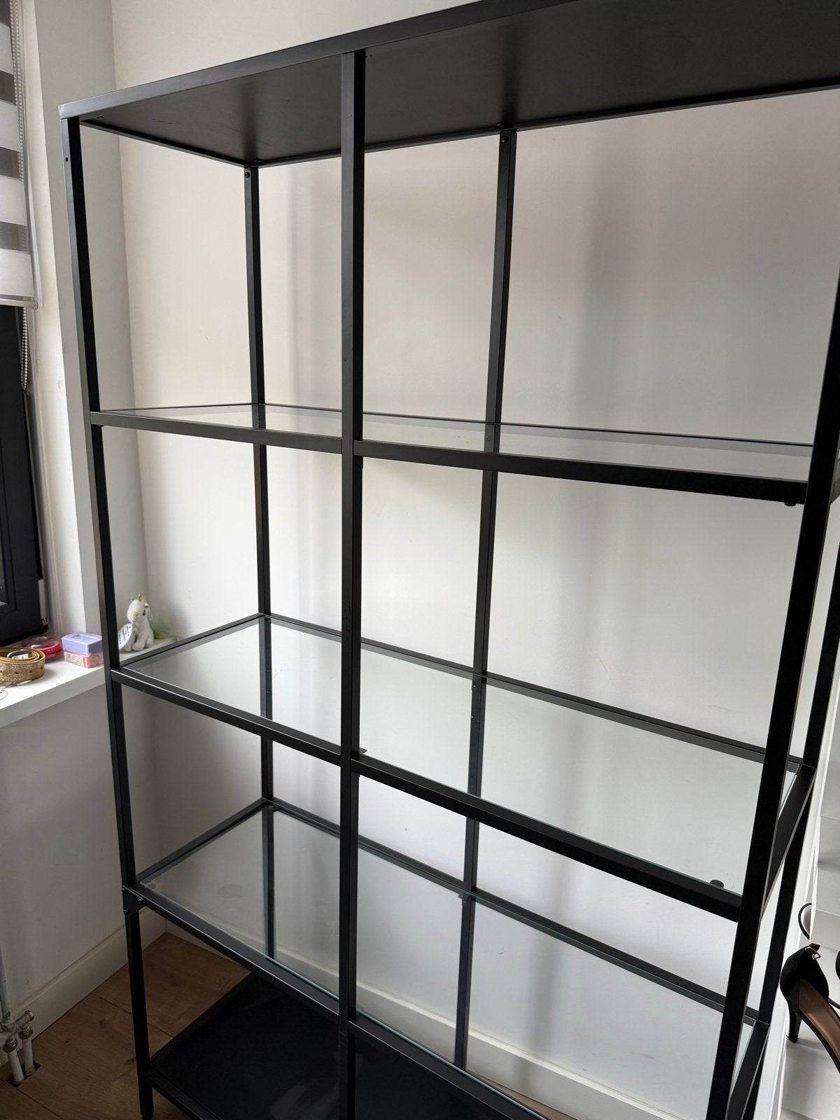 IKEA VITTSJÖ Kast - Zwart met glazen planken, Huis en Inrichting, Ophalen, Met plank(en), 50 tot 100 cm, 150 tot 200 cm