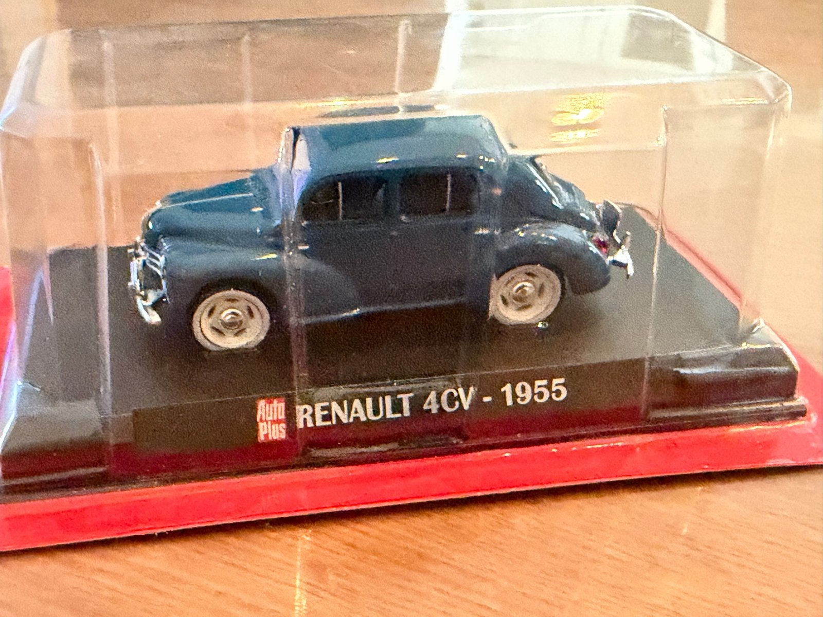 Renault 4CV - 1955 modelauto met Auto Plus magazine, Overige merken, 1:50 of kleiner, Auto, Nieuw