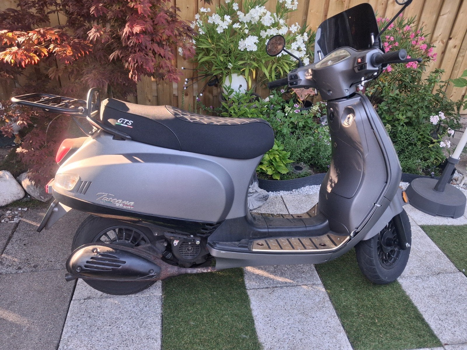 Grijze scooter toscana, Ophalen, Zo goed als nieuw, Benzine