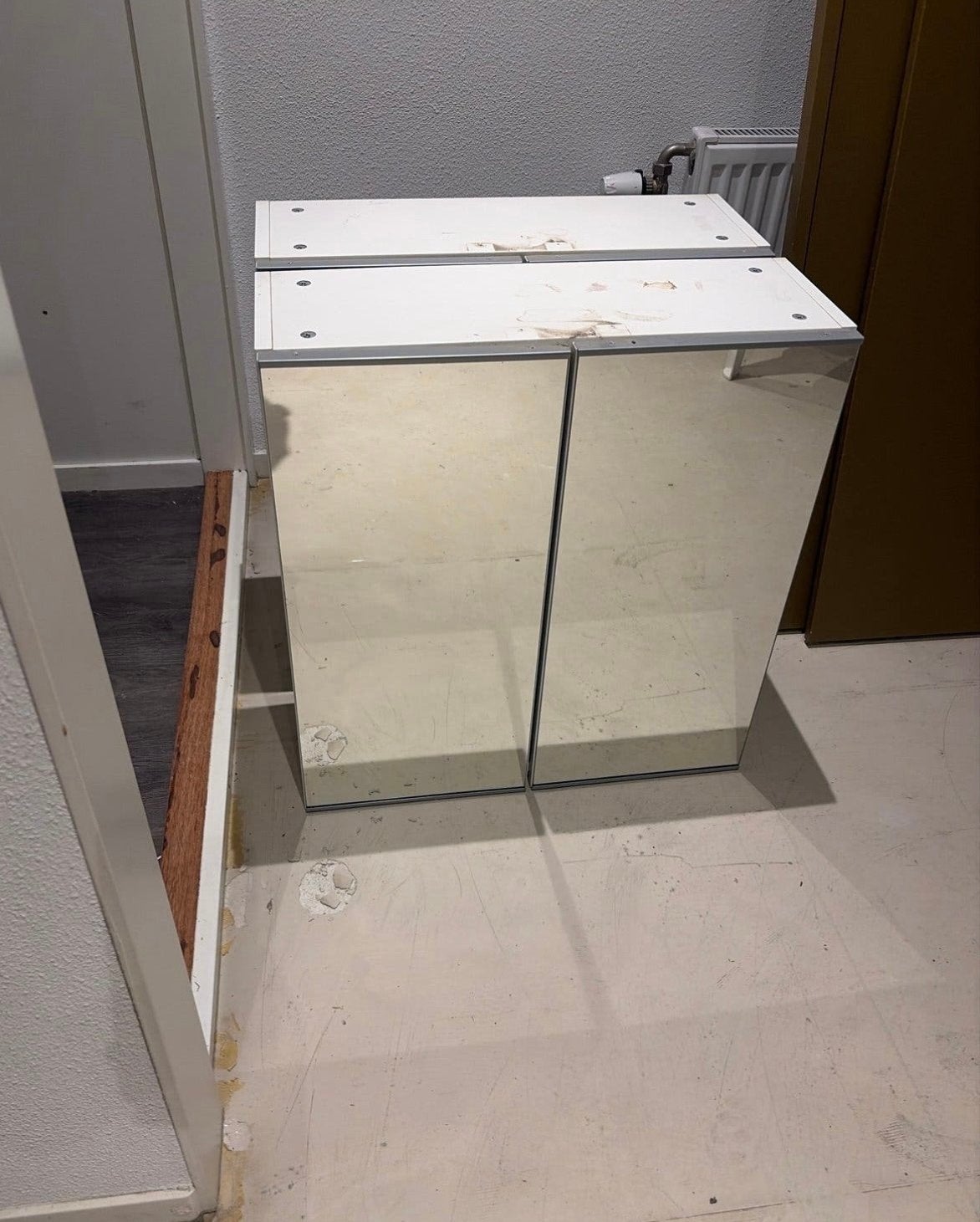 Twee spiegelkasten met glazen platen, Ophalen, Gebruikt