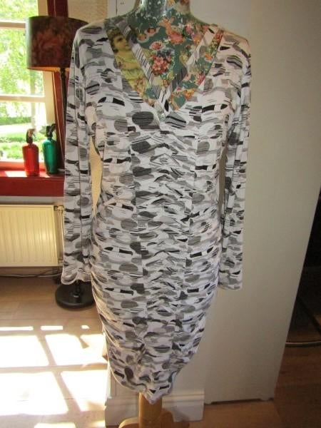 E260 SAO PAULO mt 40 jurk grijs wit tricot gedrapeerd, Kleding | Dames, Maat 38/40 (M), Verzenden, Zo goed als nieuw, Sao Paulo