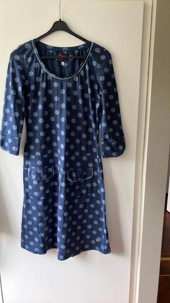 Tante Betsy. Blauwe zomerjurk met polkadots. Maat M, Kleding | Dames, Jurken, Ophalen of Verzenden, Zo goed als nieuw, Maat 38/40 (M)