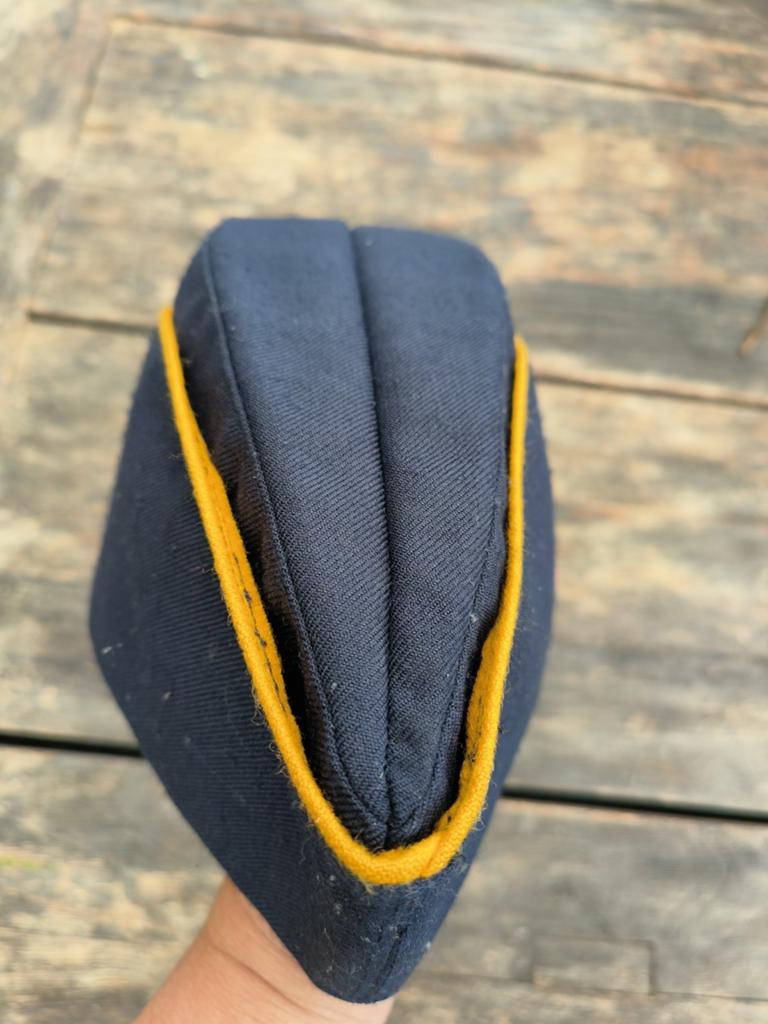 Vintage marineblauwe pet met gele bies, Ophalen of Verzenden