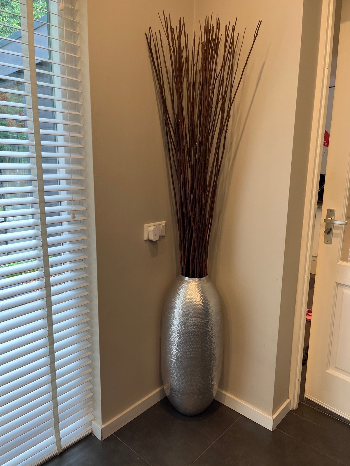 Grote zilverkleurige vaas met takken - 80cm hoog, Huis en Inrichting, Woonaccessoires | Vazen, Ophalen, Gebruikt, Inclusief decoratie