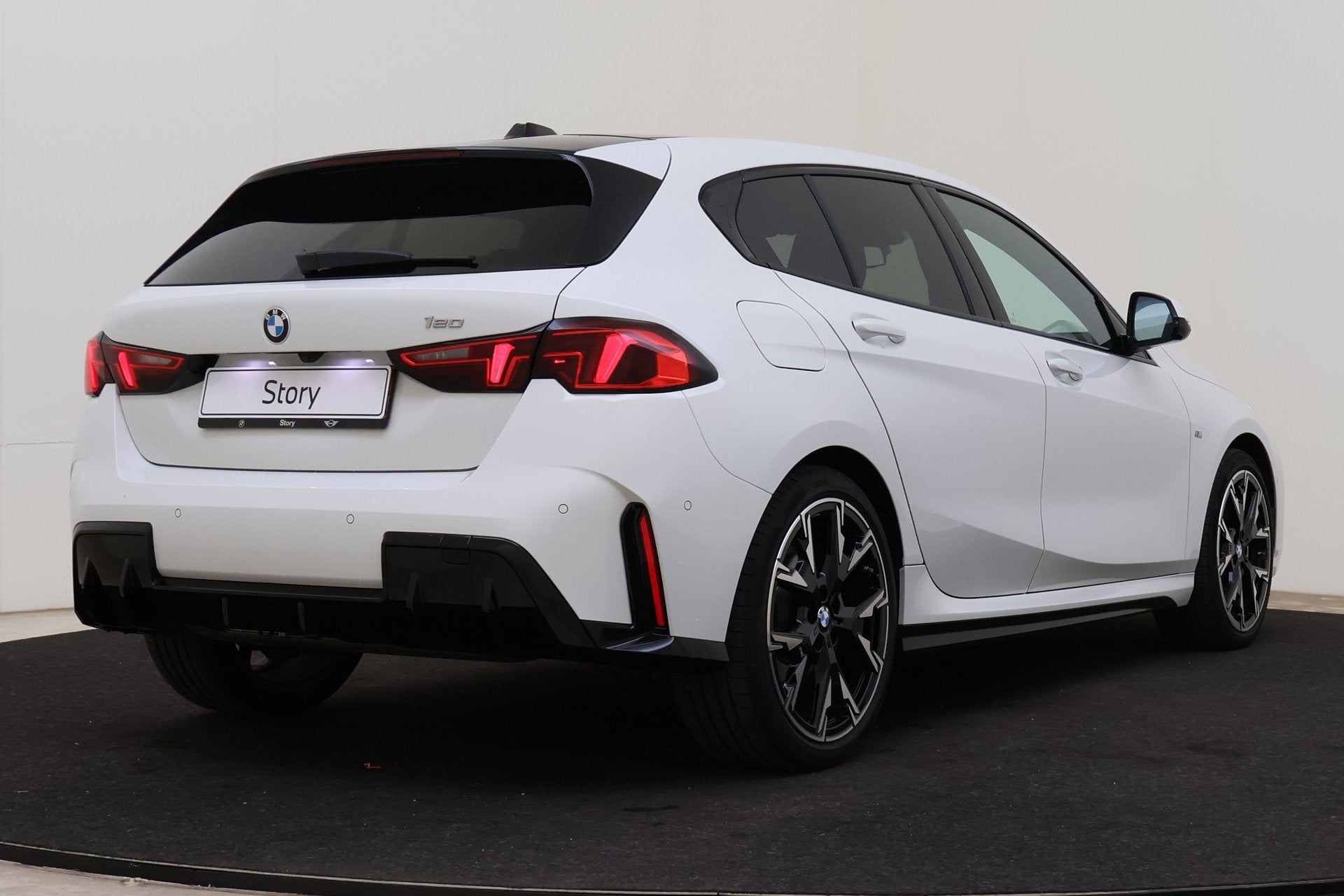 BMW 1 Serie 120 M Sport Automaat / Trekhaak / Sportstoelen /, Auto's, Dealer onderhouden, Gebruikt, 156 pk, Met garantie (alle)