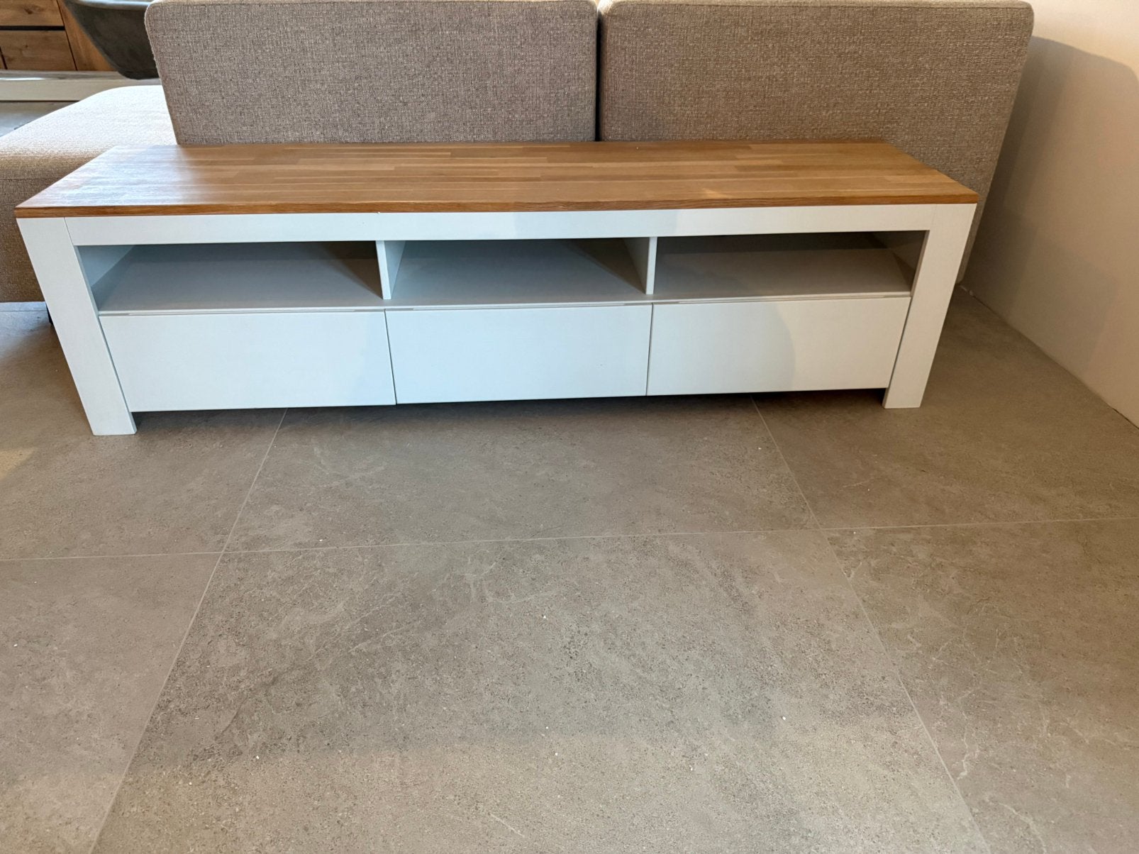 Tv meubel met massief eiken bovenkant, Ophalen, 150 tot 200 cm, Eikenhout, Zo goed als nieuw