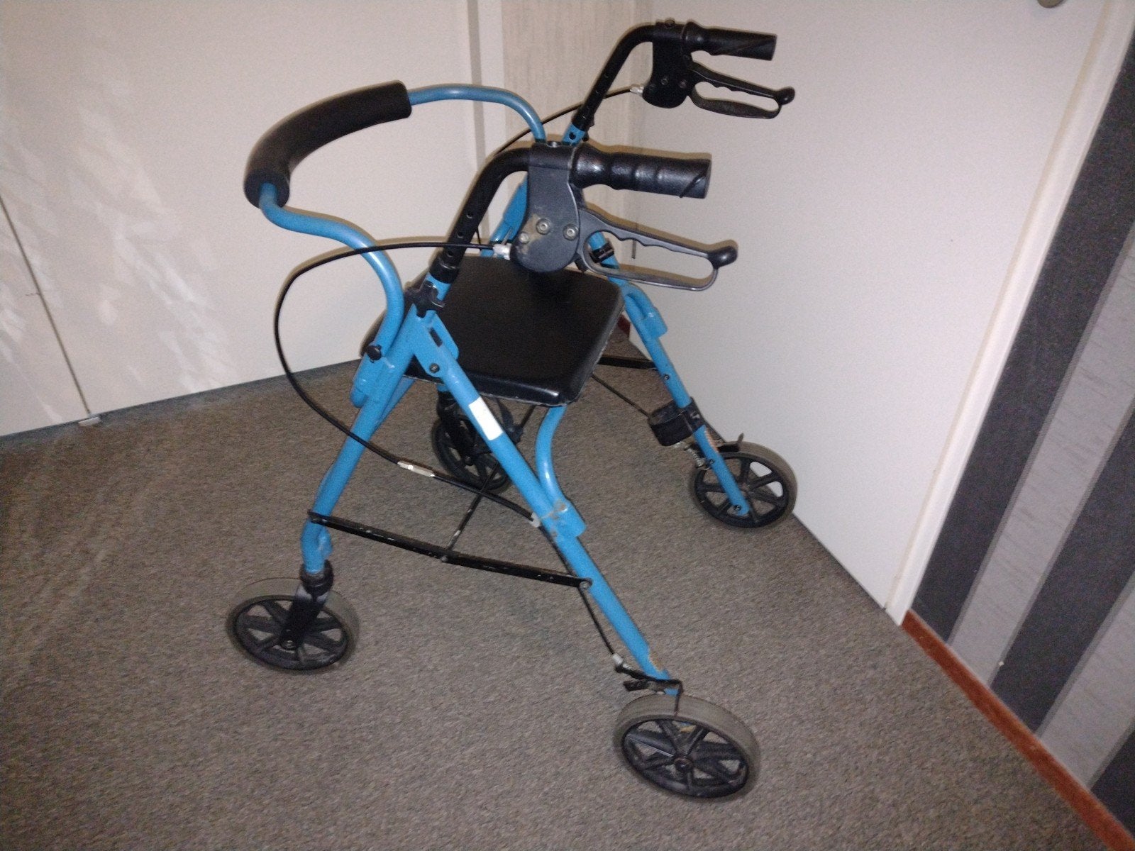 blauwe Thuasne rollator met een zwarte zitting en rugleuning, Diversen, Rollators, Ophalen