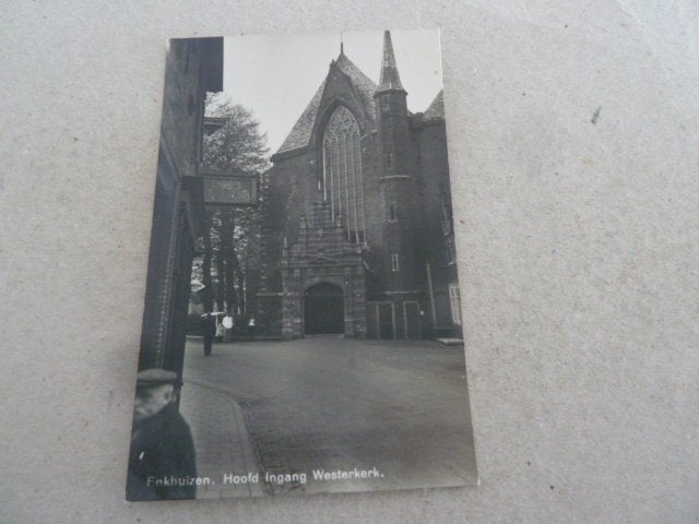 Enkhuizen circa 1935 Hoofd Ingang Westerkerk met ijskar ?, Verzamelen, Ophalen of Verzenden, 1920 tot 1940, Ongelopen, Noord-Holland