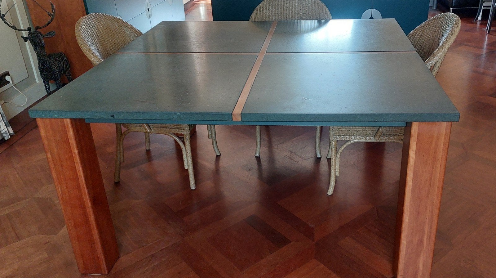 Eettafel met houten poten en natuurstenen blad, Huis en Inrichting, Ophalen, Overige materialen, Gebruikt, Vierkant