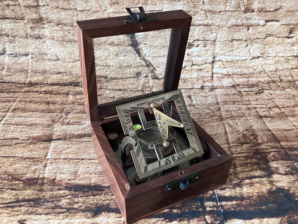 Sundial kompas in houten kistje, Ophalen of Verzenden
