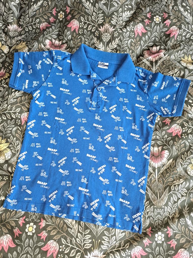 Blauw poloshirt met print - Scamps & Boys - Maat 116, Kinderen en Baby's, Kinderkleding | Maat 116, Gebruikt, Shirt of Longsleeve
