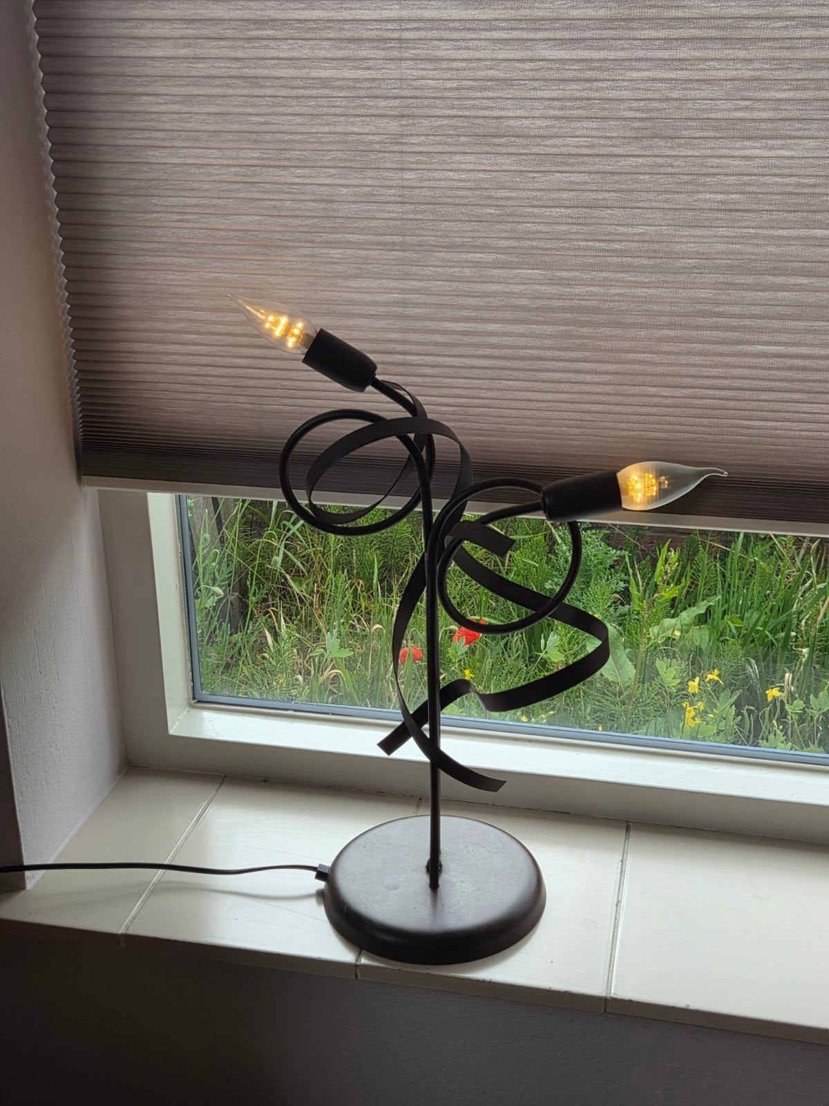 Unieke Metalen Tafellamp met Spiraal Design, Huis en Inrichting, Lampen | Tafellampen, Ophalen, Gebruikt, Overige merken, E14 (klein)