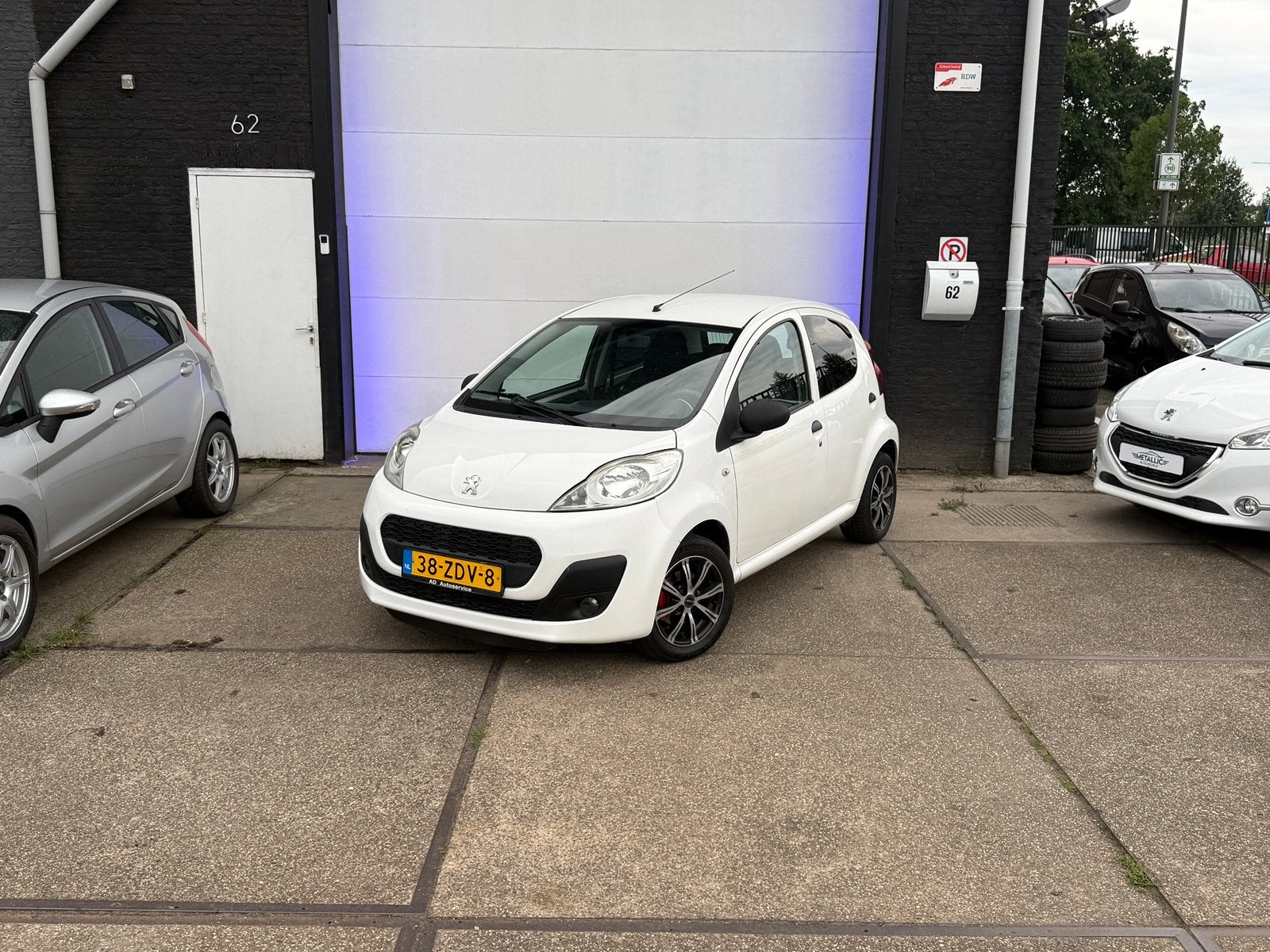 Peugeot 107 1.0 5DR 2012 Wit ( Airco/Nap/NieuweApk), Voorwielaandrijving, Stof, Zwart, 4 stoelen