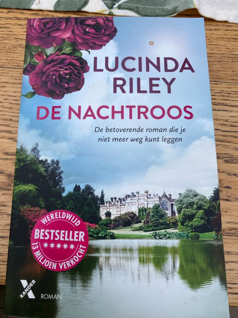 Lucinda Riley - De nachtroos, Lucinda Riley, Ophalen of Verzenden, Zo goed als nieuw, Amerika