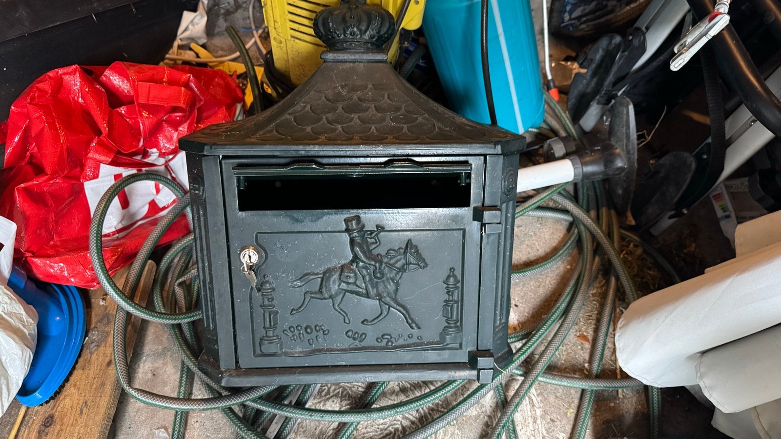 Antieke gietijzeren brievenbus met paard en ruiter, Ophalen, Zo goed als nieuw, IJzer, Wandbrievenbus