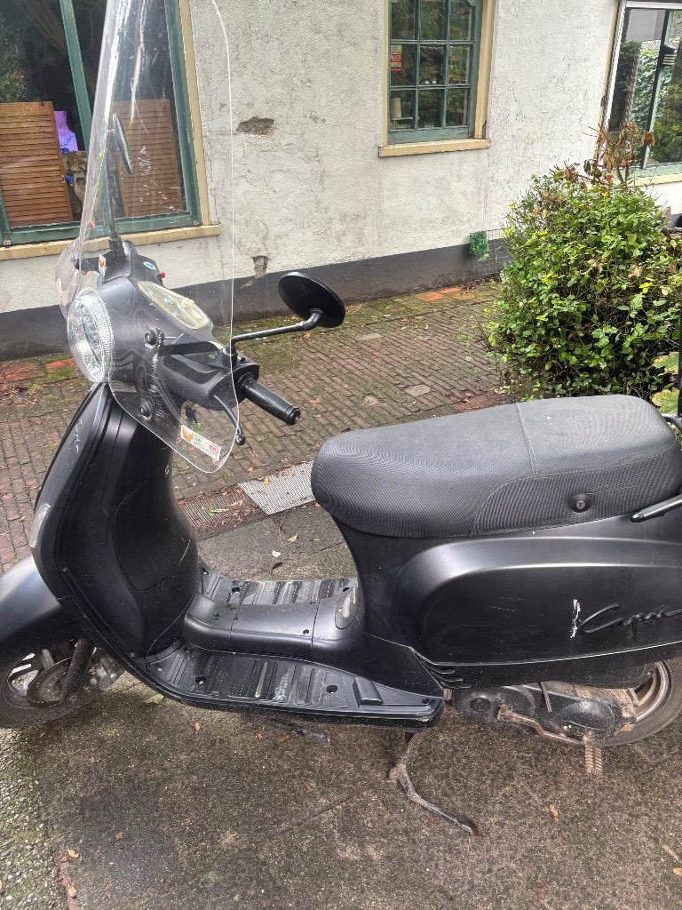 Capri bromscooter 13000 km nette staat 300,00 euro., Fietsen en Brommers, Brommeronderdelen | Scooters, Ophalen of Verzenden, Gebruikt