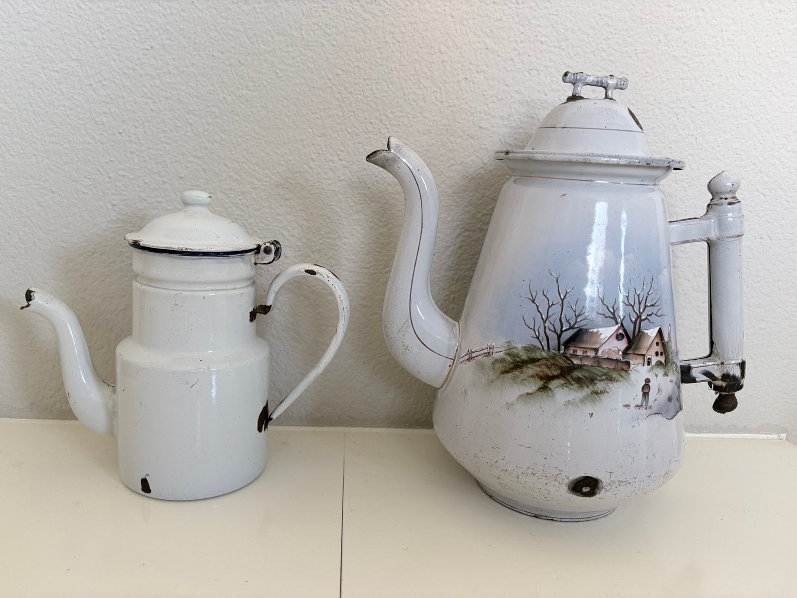 TWEE UNIEKE  IJZEREN / EMAILLE OUDE KANNEN, Antiek en Kunst, Curiosa en Brocante, Ophalen of Verzenden
