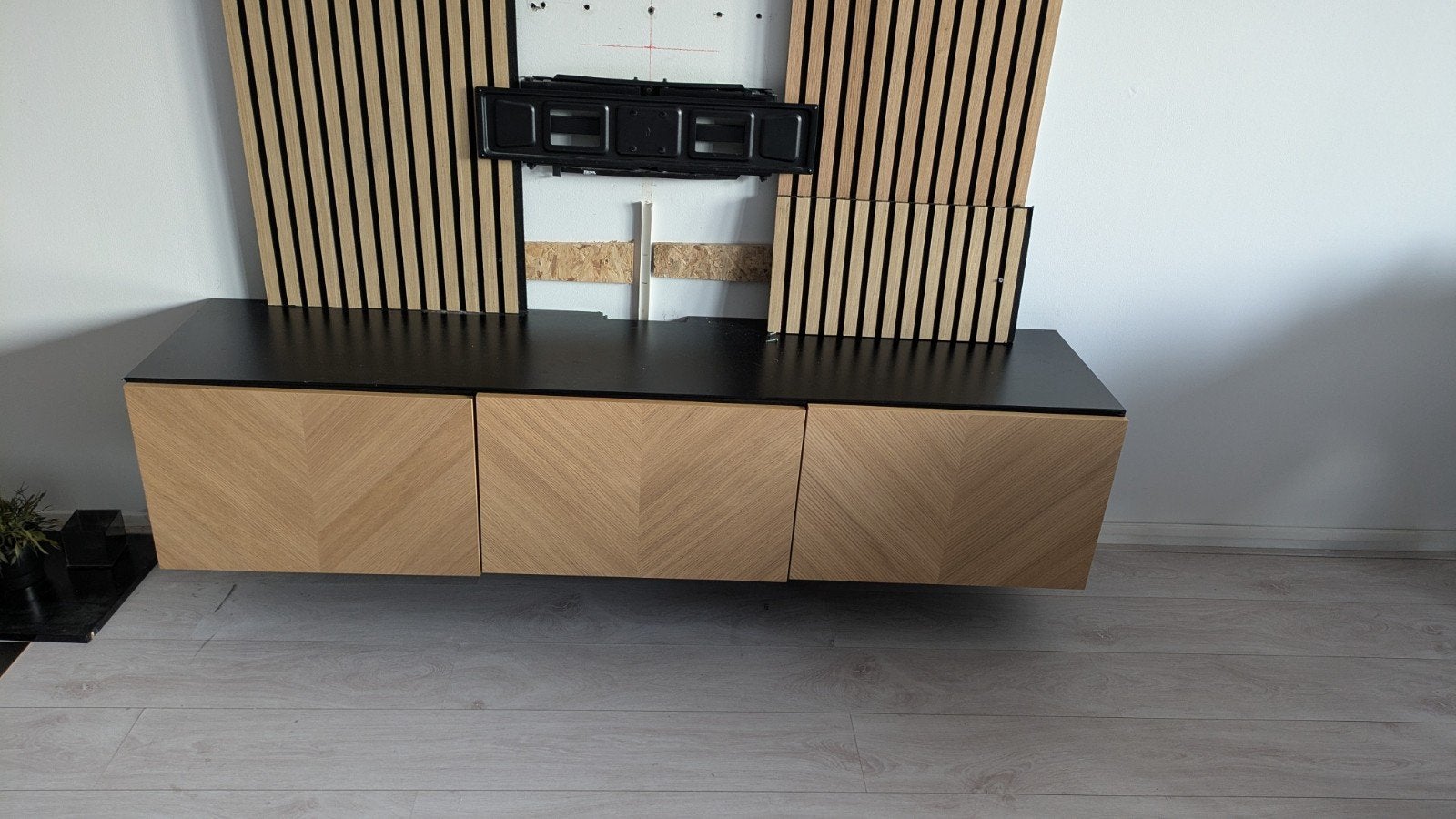 Zwevend TV-meubel met houten lattenwand, Ophalen, Modern, Scandinavisch, 150 tot 200 cm, Zo goed als nieuw