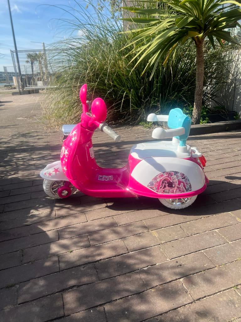 Barbie elektrische scooter met adapter - Zo goed als nieuw, Ophalen of Verzenden, Zo goed als nieuw