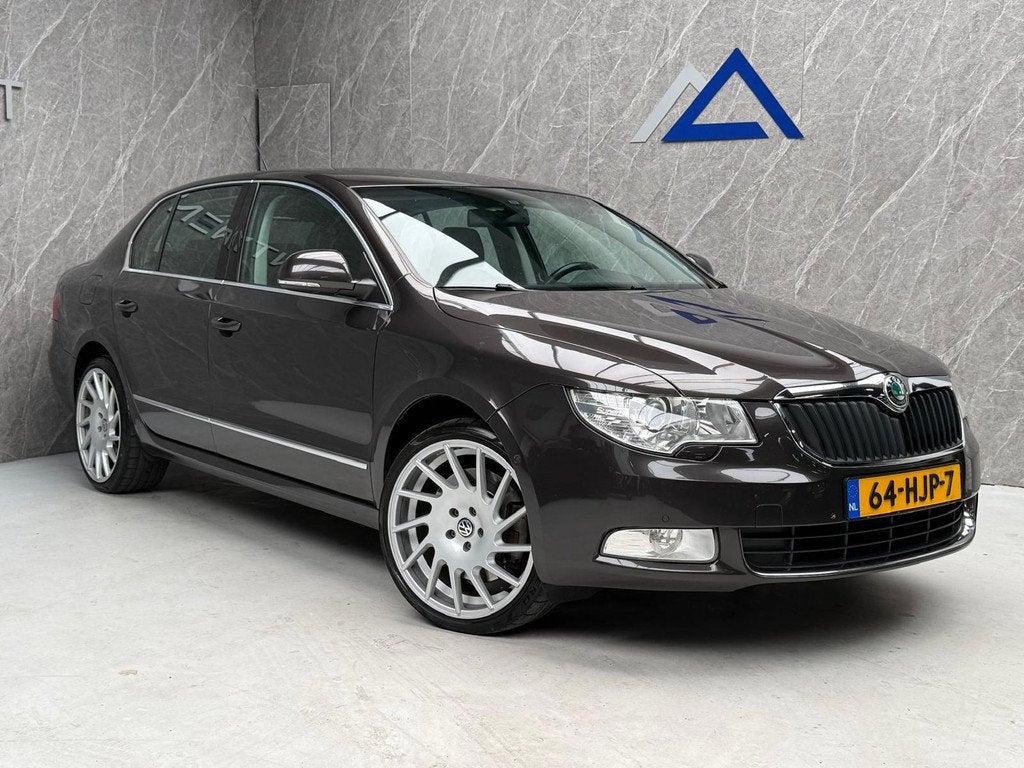 Skoda Superb 3.6 FSI 4x4 Elegance 360 PK / Goed Onderhouden, Auto's, Skoda, Automaat, Zwart, Beige, Bedrijf
