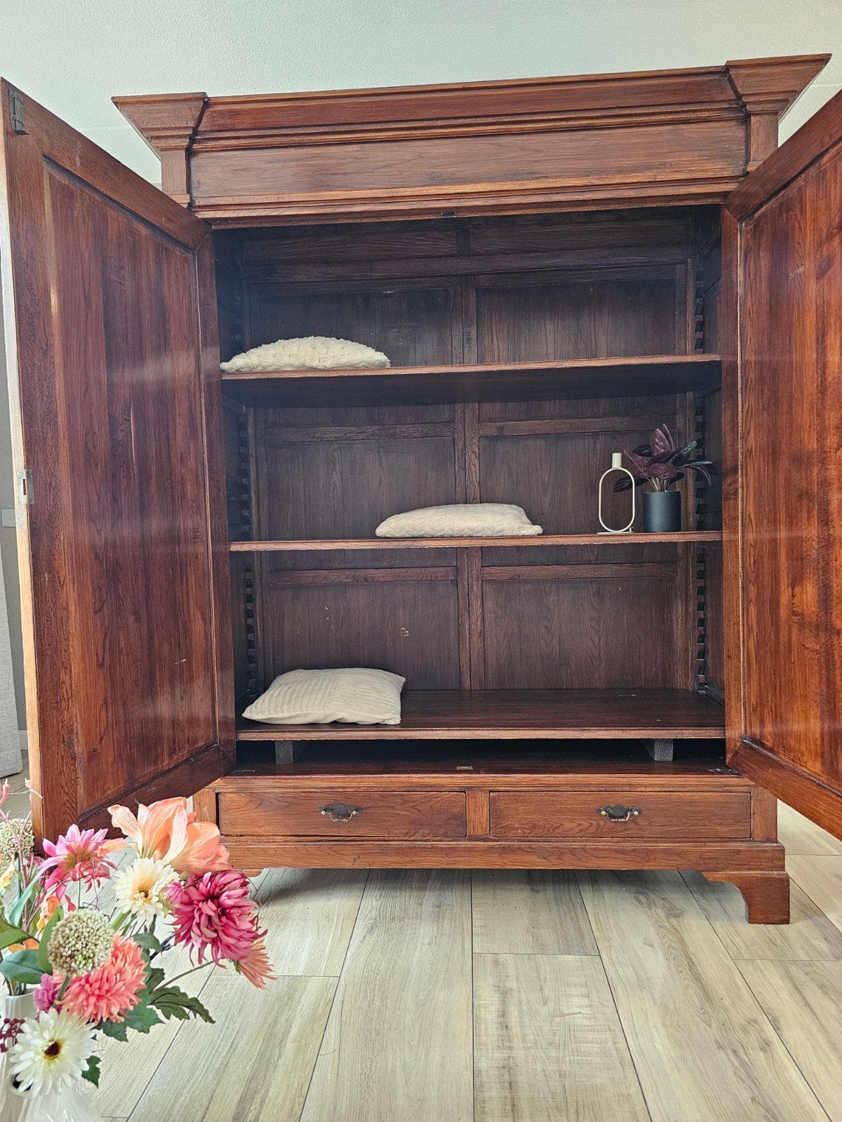 Foto 7 van strakke Chesterfield style kledingkast servieskast