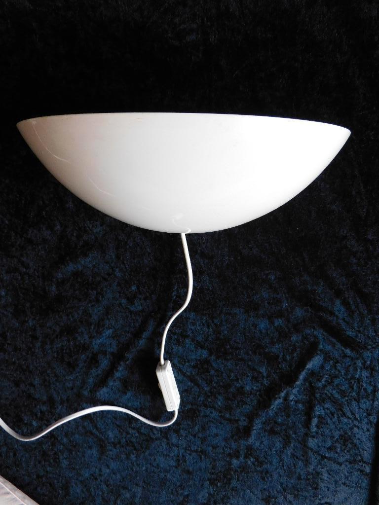 Vintage wandlamp in wit metaal, halve maan, half rond, schel, Huis en Inrichting, Lampen | Wandlampen, Ophalen of Verzenden, Gebruikt