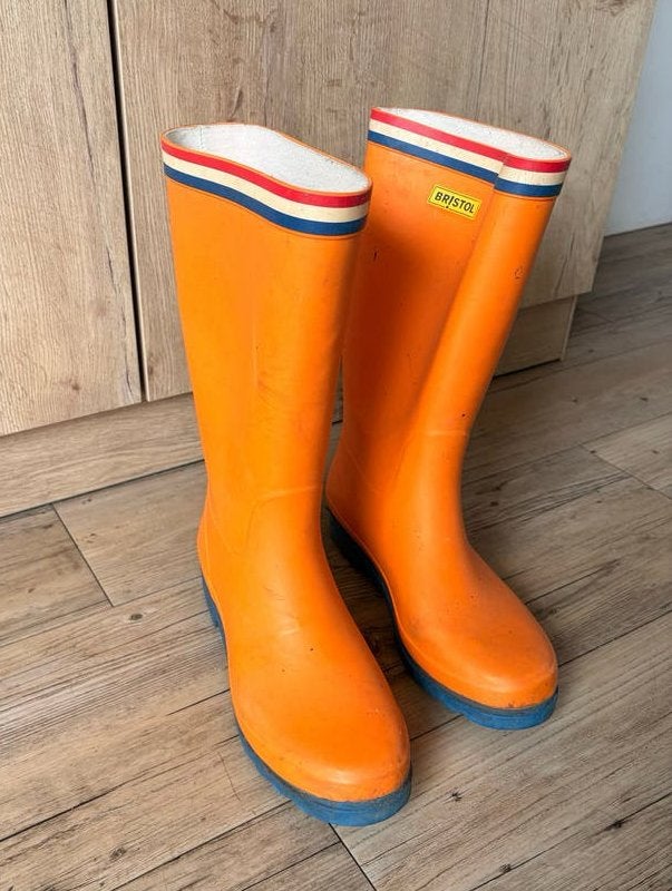 Oranje Bristol regenlaarzen, Ophalen, Gedragen, Regenlaarzen