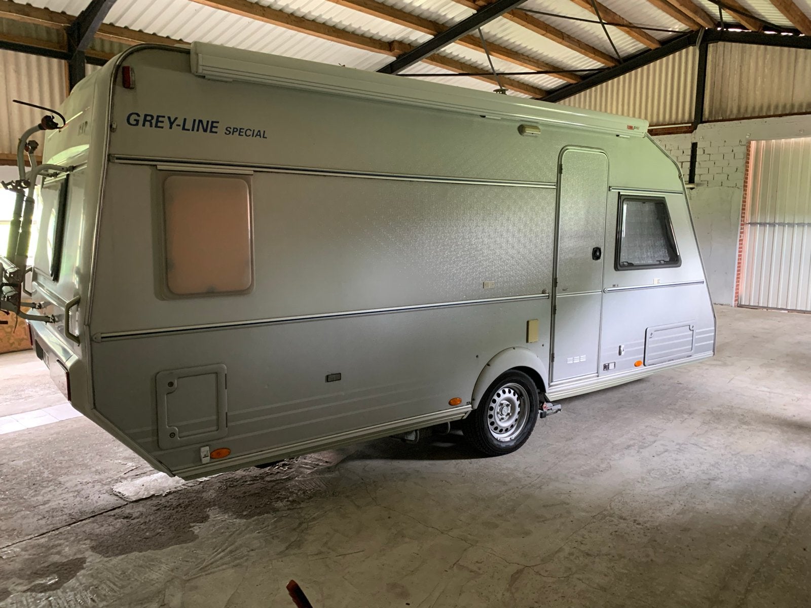 Kip Grey-Line Special 50tdb Caravan met Fietsenrek en Luifel, Caravans en Kamperen, Rondzit, Kachel, Kip, Omvormbare zithoek