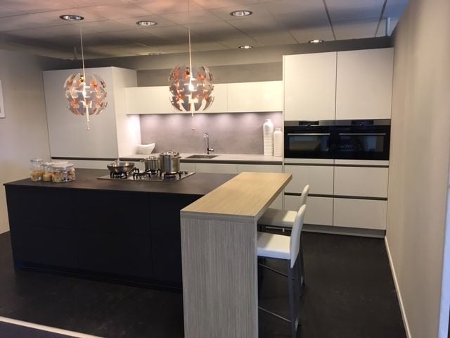 Keuken met eiland incl apparaten Greeploos, Ophalen, Wit, Nieuw, Enkelwandige keuken