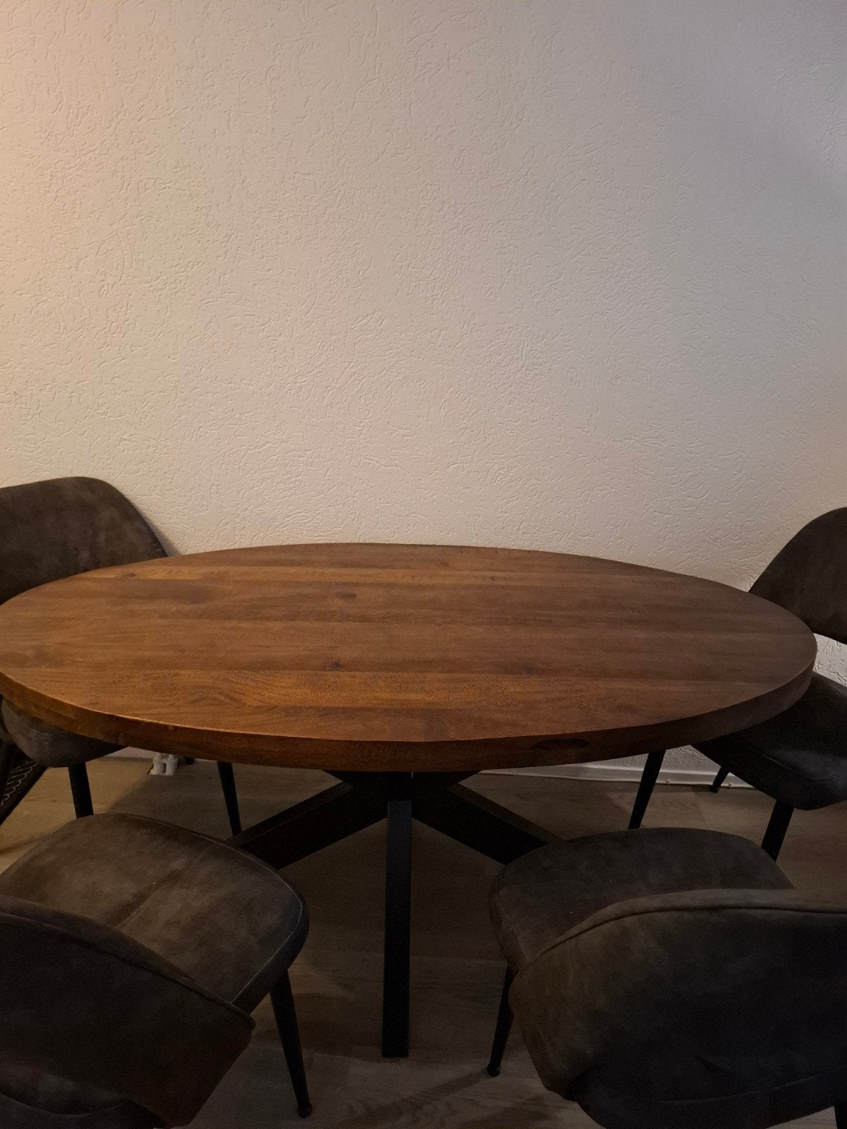 OvaleTafel met zwart stalen spinpoten., Huis en Inrichting, Tafels | Eettafels, Zo goed als nieuw, Vijf personen of meer, 150 tot 200 cm