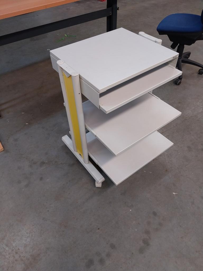 Verrijdbaar tafeltje. Computerkast, Ophalen
