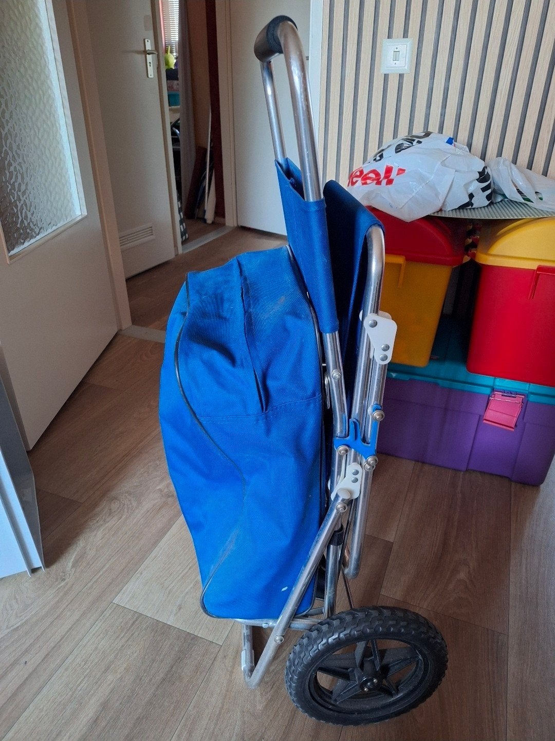 Boodschappenkar met stoeltje. Ophalen Hendrik Ido Ambacht., Ophalen