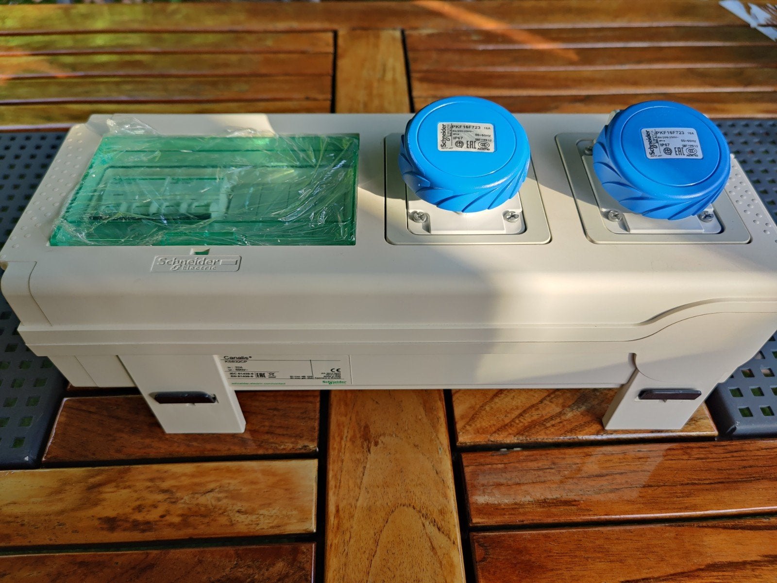 SE Canalis KSB32CP verdeelkast met 2x  CEE-form wcd 16A, Ophalen of Verzenden, Zo goed als nieuw, Schneider Electric, Groepenkast