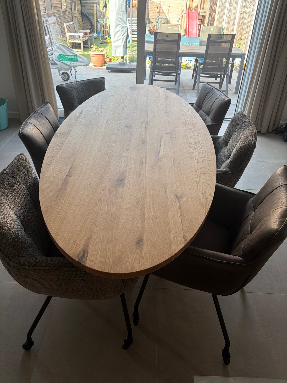 Nieuwe ovale eettafel van eikenhout met metalen onderstel, Ophalen, 100 tot 150 cm, Eikenhout, Vijf personen of meer