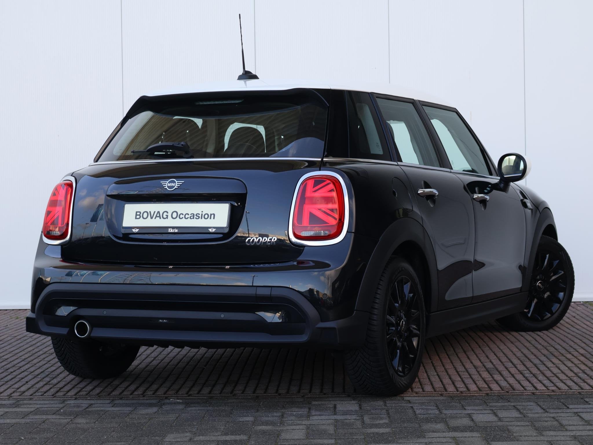 MINI 3-deurs Cooper Camden Edition / PDC / Climate Control /, 12 maanden, Gebruikt, Zwart, Origineel Nederlands